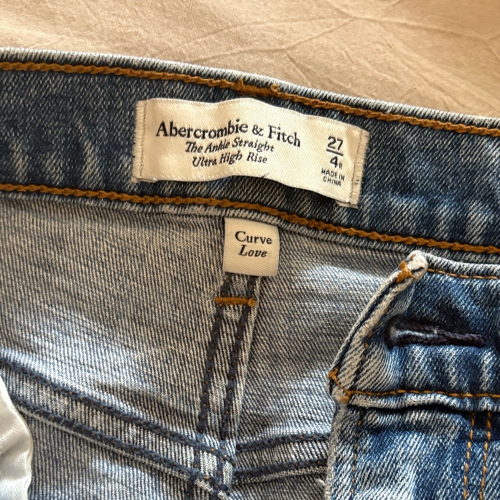 A&F CURVE LOVE ULTRA HIGH RISE ANKLE STRAIGHT - SIZE 4